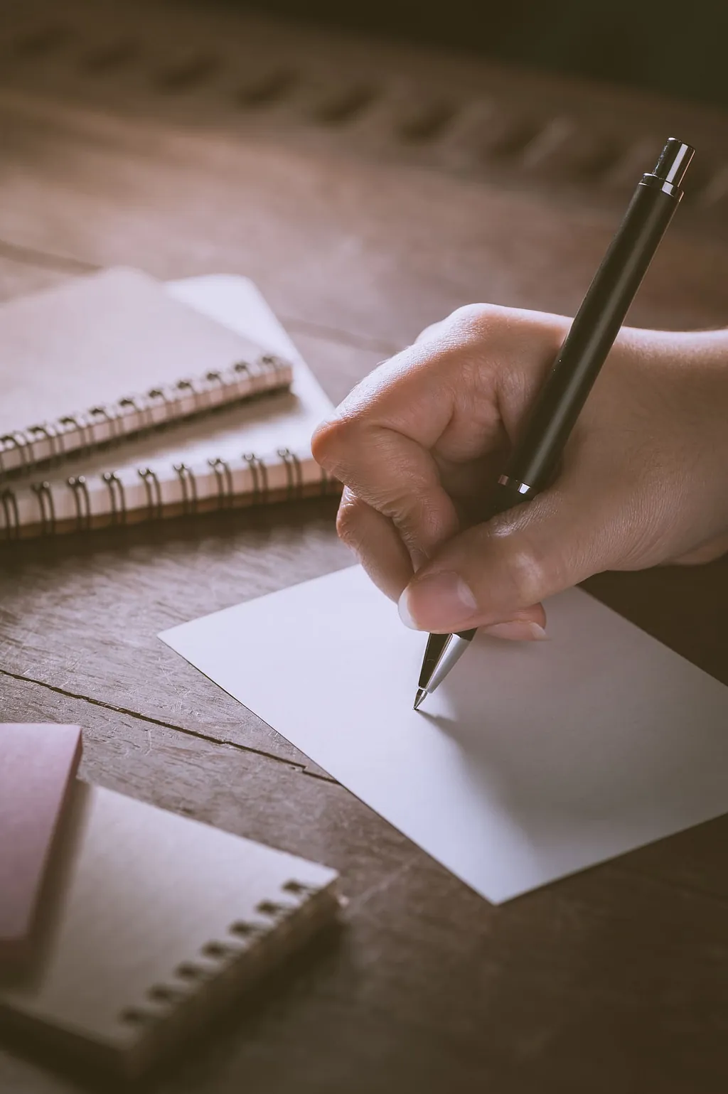 Escritor escribiendo sobre la mesa