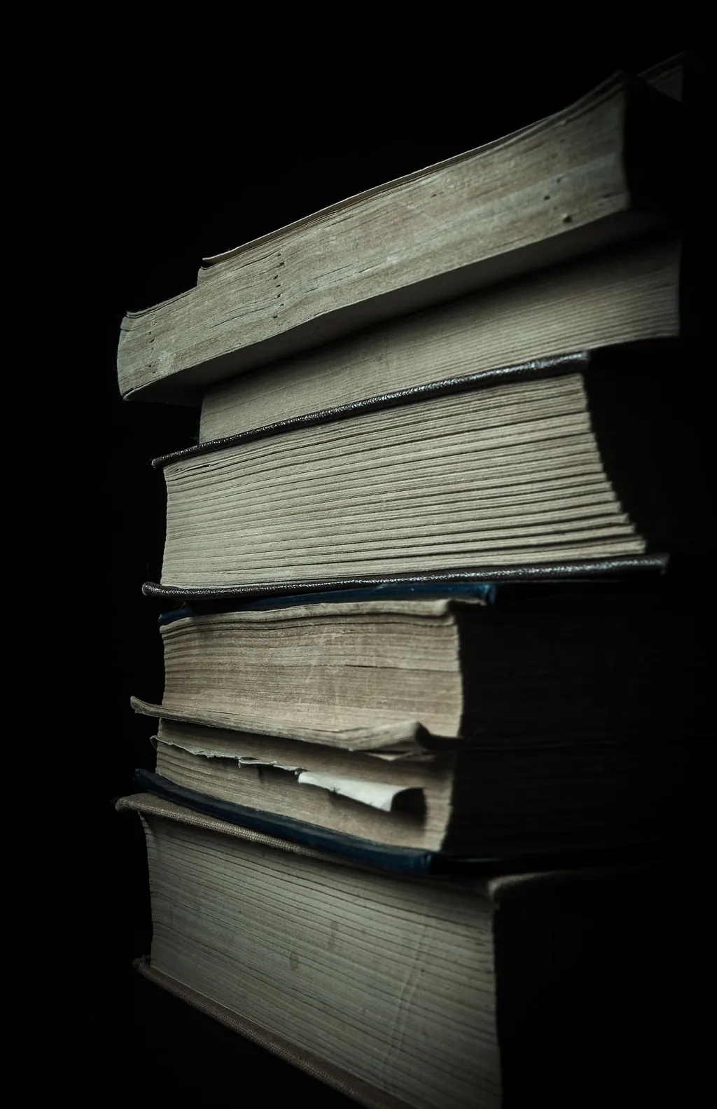 Imagen de pila de libros antiguos